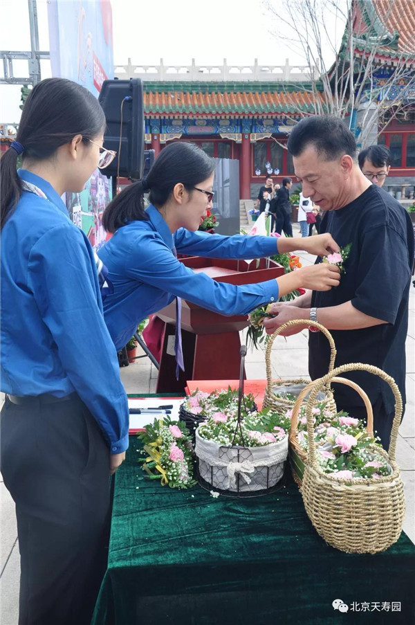 嘉宾在生命教育馆签到台签到