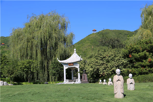 天寿陵园侯耀文墓地