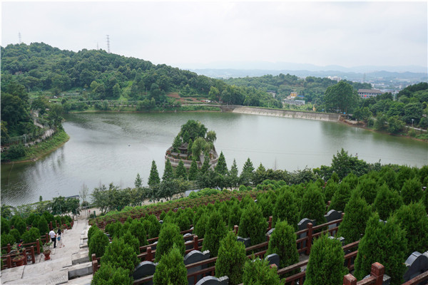 龙居山陵园墓地