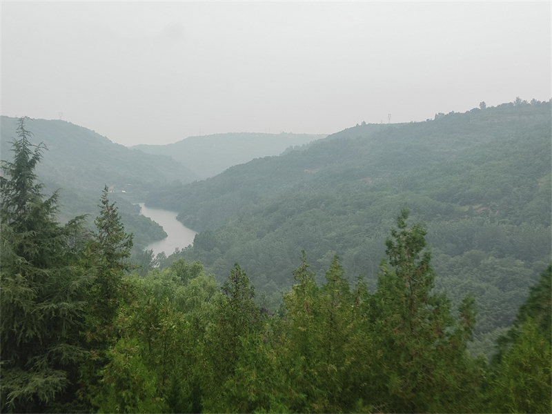 寿阳山公墓远眺鲸鱼沟